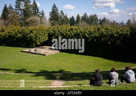 Besucher des Washington Park Amphitheatre in Portland, Oregon, genießen die Natur am Dienstag, 23. März 2021, während der Frühling inmitten der Pandemie kommt. Stockfoto