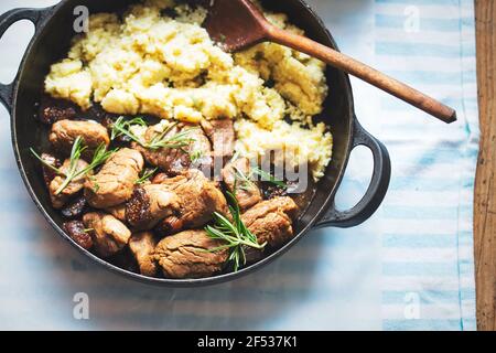 Teriyaki Schweinelenden in Whiskey, Kaffee und Rosmarinsauce, serviert mit Couscous und Salat Stockfoto