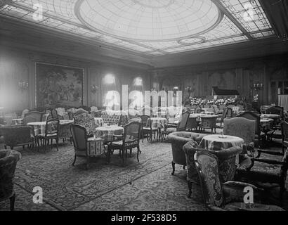 Hochseepassagierstrichter „Imperator“. Musiksalon Stockfoto