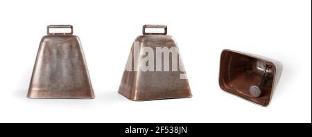 Alte Glocke. Kleine gealterte und strukturierte metallische Kuhglocke aus verschiedenen Kamerawinkeln. Rechteckige, konische Form. Verwendet als Party Dekoration, Abendessen Zeit Stockfoto