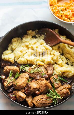 Teriyaki Schweinelenden in Whiskey, Kaffee und Rosmarinsauce, serviert mit Couscous und Salat Stockfoto