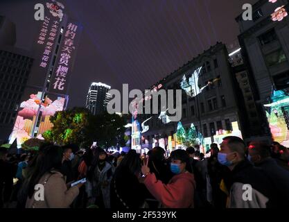 Wuhan, China. März 2021, 23rd. Die Kirschblüten-Lichtshow findet am 23th. März 2021 in Wuhan, Hubei, China statt.(Foto: TPG/cnsphotos) Quelle: TopPhoto/Alamy Live News Stockfoto