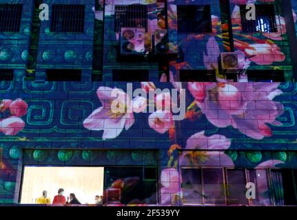 Wuhan, China. März 2021, 23rd. Die Kirschblüten-Lichtshow findet am 23th. März 2021 in Wuhan, Hubei, China statt.(Foto: TPG/cnsphotos) Quelle: TopPhoto/Alamy Live News Stockfoto