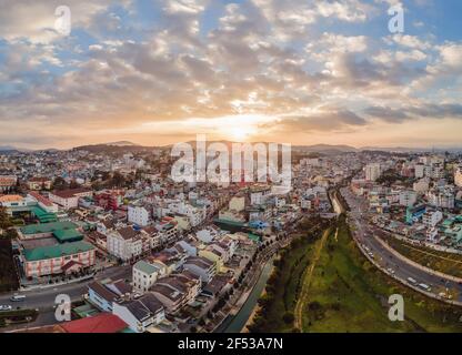 Luftaufnahme der Stadt Dalat. Die Stadt liegt auf dem Langbischen Plateau in den südlichen Teilen der Region Zentralhochland in Vietnam Stockfoto