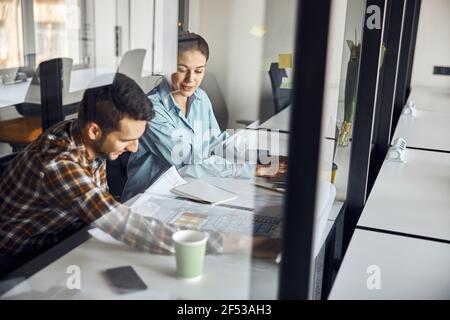 Zwei Ingenieure arbeiten bei einem Neubau zusammen Stockfoto