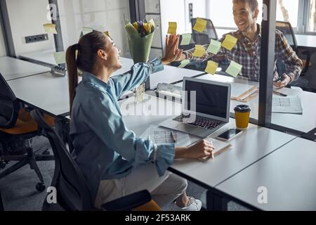 Zwei junge Büroangestellte unterstützen sich gegenseitig Stockfoto