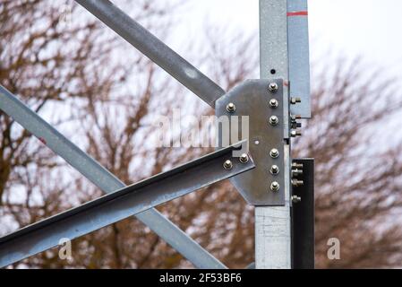 Nahaufnahme einer Eisenbrücke oder Konstruktion mit Schrauben und Muttern. Stockfoto