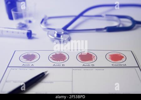 Amerikanische Blutgruppe Labor Test Papier oder Blatt darauf geschrieben Blutgruppe - Analyse oder medizinische Testergebnis Konzept. Stockfoto