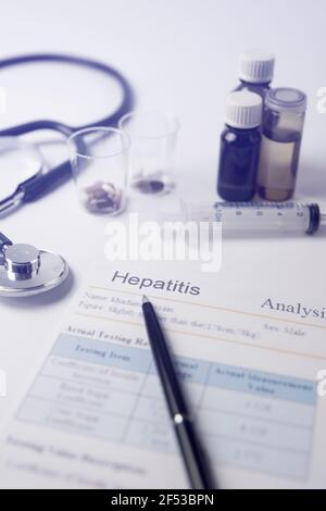 Hepatitis Labor Test Papier oder Blatt darauf geschrieben Hepatitis - Analyse oder medizinische Testergebnisse Konzept. Stockfoto