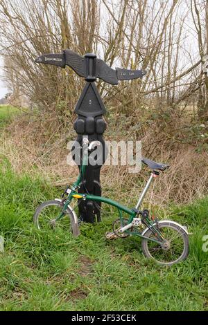 März 2021 - Brompton Faltrad auf National Cycle Network 3 in der Nähe von Glastonbury Stockfoto