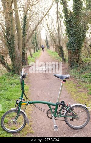 März 2021 - Brompton Faltrad auf National Cycle Network 3 in der Nähe von Glastonbury Stockfoto