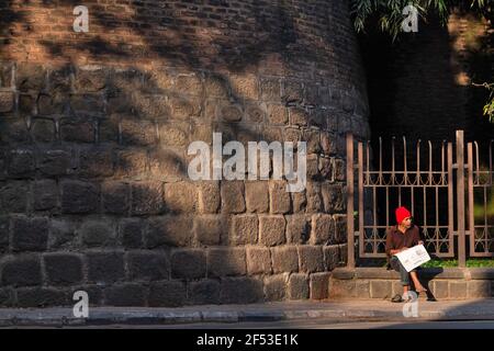 Mann, der Zeitung liest, Pune, Maharashtra, Indien. Stockfoto