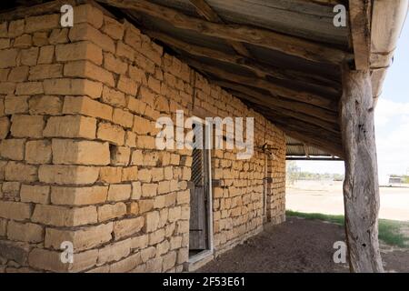 Detail eines alten Gebäudes, das von den Pionieren im Outback von Western Queensland, Australien, aus lokalem Sandstein und rauem Buschholz gebaut wurde. Stockfoto