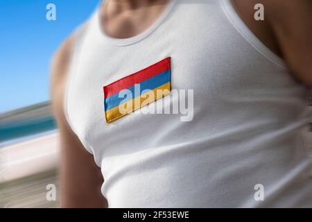 Die Nationalflagge Armeniens auf der Brust des Athleten Stockfoto