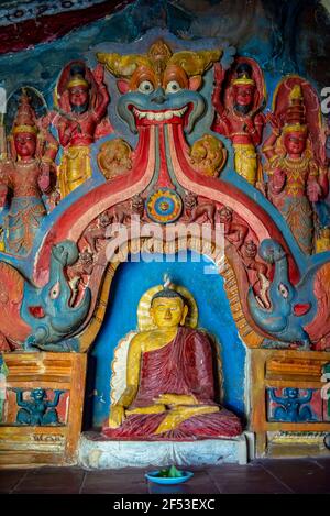 Alte bunte Statue des Buddha in Ravana Tempel in der Nähe Ella Stadt auf der Insel Sri Lanka Stockfoto