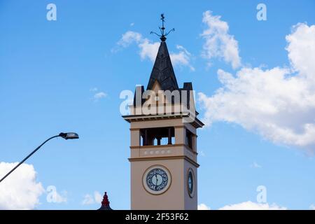 Der Uhrenturm des alten Telegraph Office-Gebäudes in Charters Towers, Queensland, Australien, das heute ein Postamt ist. Stockfoto