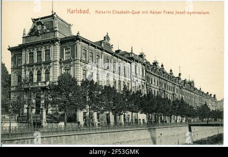 Kaiserin Elisabeth-Quai - Kaiser Franz Josef Gymnasium Karlsbad. Kaiserin Elisabeth-Quai mit Kaiser-Franz-Joseph-Gymnasium Stockfoto