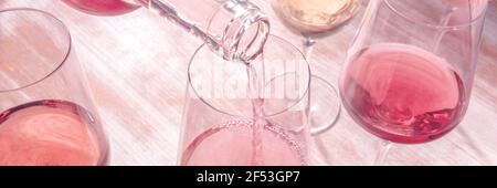 Roséwein Panorama, in rosa getönte, Gießen Wein Stockfoto
