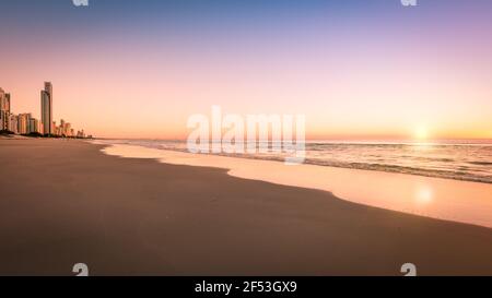 Am frühen Morgen, Surfers Paradise Beach. Dieser beliebte Strand liegt an der Gold Coast, Queensland, Australien und ist bei Touristen und Einheimischen gleichermaßen beliebt. Stockfoto