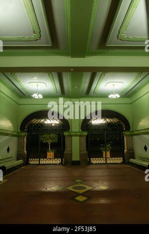 Denkmalgeschützter Warteraum und Ticketschalter am alten Art-Deco-Bahnhof in Townsville, North Queensland, mit verschlungenen Stuckdecken Stockfoto