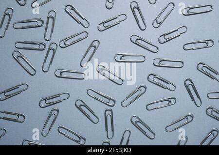 Büroklammern Gruppe auf einem grauen Tisch. Stockfoto