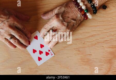 Ratekarten lesen, Oma Magie, Wahrsagen, Frauen Hände, Schicksal Vorhersage Stockfoto