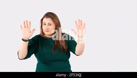 Banner, Langformat isoliert auf hellgrauem Hintergrund. Müde, verärgert wirft eine junge blonde Frau wütend beide Hände vor sich. Porträt von Stockfoto