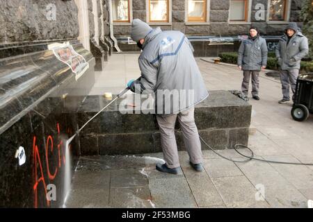 Non Exclusive: KIEW, UKRAINE - 23. MÄRZ 2021 - EIN Arbeiter wäscht weg Graffiti von der Wand des Büros des Präsidenten auf 11 Bankova Straße nach Stockfoto