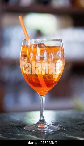 Italienischer klassischer Spritz-Cocktail auf Marmorbartisch. Stockfoto