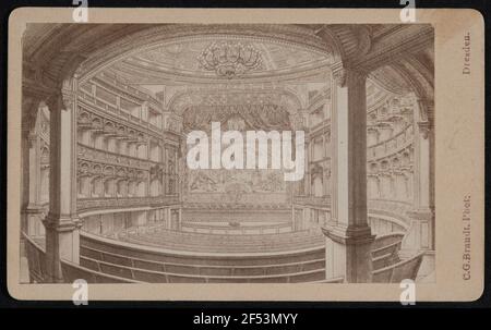 Dresden. Großes Hoftheater (1838-1841 G. Semper). Zuschauerraum gegen Bühne. Fotografie durch Stich bei 1850. Albumin-Tablett auf Karton (Carte de-visit mit Studiodruck Recto und verso) Stockfoto