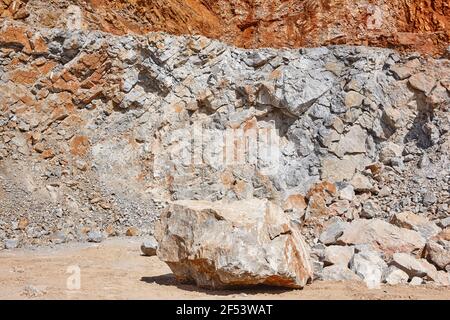 Tagebau. Steine mit einer abschiedenden Farbe. Geologie Bergbau. Ressourcen der Natur Stockfoto