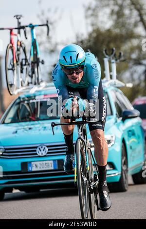 Volta Catalonia 23.3.2021- Luis León Sánchez vom Team Astana Premier Tech tritt im Zeitfahren in der Nähe von Banyoles, Spanien, an Stockfoto