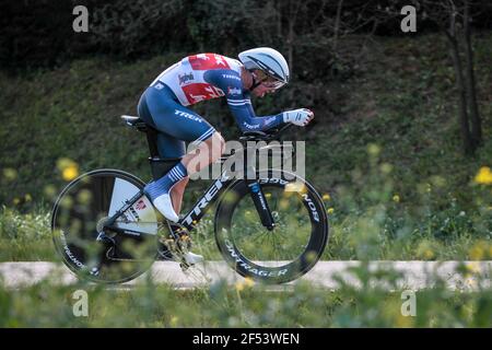 Volta Catalonia 23.3.2021- Giulio Ciccone fährt für Team Trek–Segafredo im 18,5 km langen Zeitfahren durch Fontcoberta bei Banyoles, Spanien Stockfoto