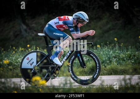 Volta Catalonia 23.3.2021- Mattias Jensen fährt für Team Trek–Segafredo im 18,5 km langen Zeitfahren durch Fontcoberta bei Banyoles, Spanien Stockfoto