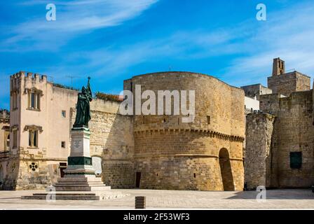 Geographie / Reisen, Piazza degli Eroi mit Castello Aragonese, Otranto, Italien, Apulien, Salento, Additional-Rights-Clearance-Info-Not-Available Stockfoto