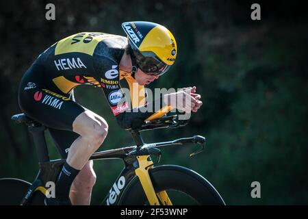 Volta Catalonia 23.3.2021- Sepp Kuss fährt für das Team Jumbo Visma im 18,5 km langen Zeitfahren durch Fontcoberta bei Banyoles, Spanien Stockfoto