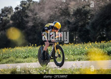 Volta Catalonia 23.3.2021- Sepp Kuss fährt für das Team Jumbo Visma im 18,5 km langen Zeitfahren durch Fontcoberta bei Banyoles, Spanien Stockfoto