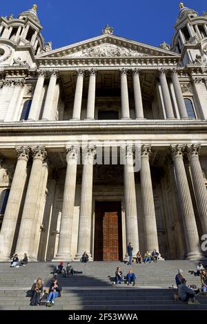 London, England, Großbritannien. St Paul's Cathedral - Menschen sitzen auf den Stufen während der COVID-Sperre, März 2021 Stockfoto