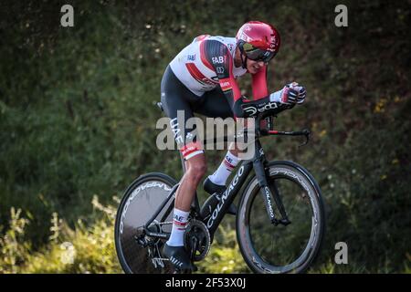 Volta Catalonia 23.3.2021- Joseph Lloyd Dombrowski fährt für das Team UAE im 18,5 km langen Zeitfahren durch Fontcoberta bei Banyoles, Spanien Stockfoto