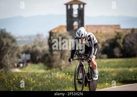 Volta Catalonia 23.3.2021- Sean Bennett fährt für das Team Qhubeka NextHash beim 18,5-km-Zeitfahren in der Nähe von Banyoles, Spanien Stockfoto