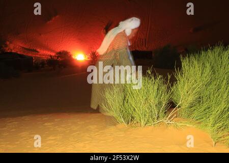 Beduinen am mystischen Lagerfeuer - Momente in Marokkos Wüste bei Nacht (Sahara, Merzouga) Stockfoto