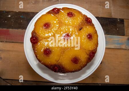 Eine köstliche Ananas auf dem Kopf Kuchen auf einer Holzküche Tabelle Stockfoto