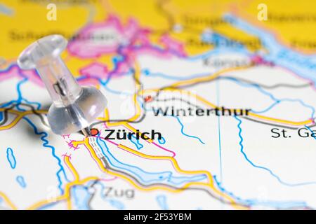 Farblose Pins auf einer Karte der Stadt Zürich in der Schweiz. Stockfoto