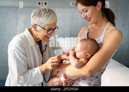 Pädiatrie Arzt untersucht kleines Baby. Gesundheitswesen, medizinische Untersuchung, Menschen Konzept Stockfoto