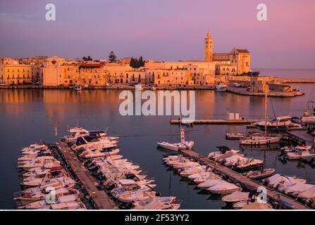 Geographie / Reisen, Blick auf die Stadt, Trani, Hafen mit Kathedrale San Nicola Pellegrino, Italien, Apulien, Additional-Rights-Clearance-Info-not-available Stockfoto