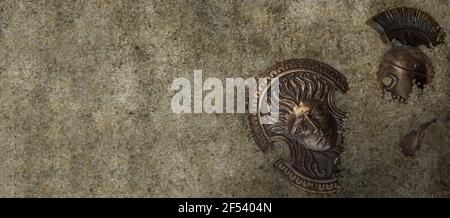 Spielzeug des römischen sonnengottes Schild und Helm in Sand begraben. Stockfoto