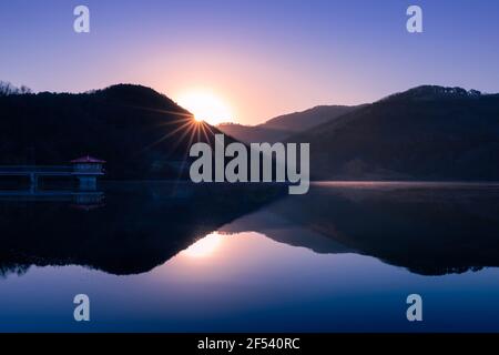 Sonnenaufgang am See, Wassernebel, Reflexion. Seosan-si, Chungcheongnam-do, Republik Korea Stockfoto