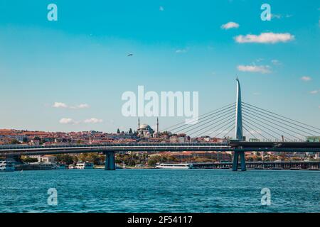 Straße von Bosporus und Galata-Brücke. Istanbul, Türkei - 19. September 2018. Stockfoto