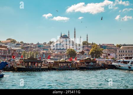 Straße von Bosporus und Süleymaniye Moschee. Istanbul, Türkei - 19. September 2018. Stockfoto