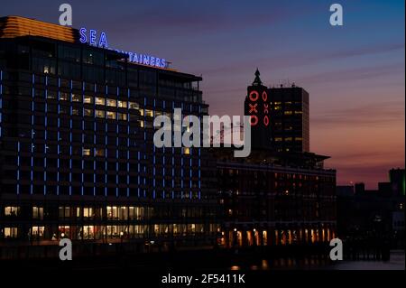 Blick von der Blackfriars-Brücke über die Themse bei Dämmerung Mit einem Sonnenuntergang im Wasser reflektiert mit dem Oxo Turm- und Seecontainergebäude Stockfoto